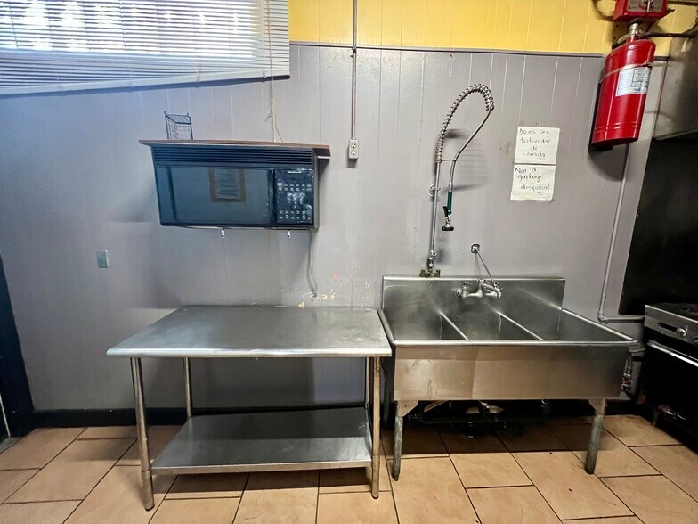 More Photos Of 5400 E 12th St, Kansas City Freestanding For Sale