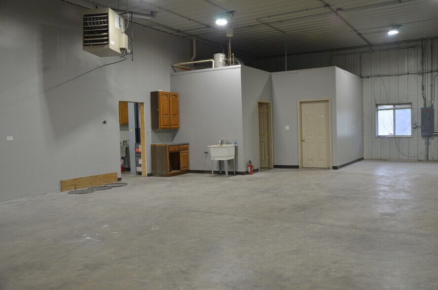 More Photos Of 181 Wolf St, Yorkville Warehouse For Sale