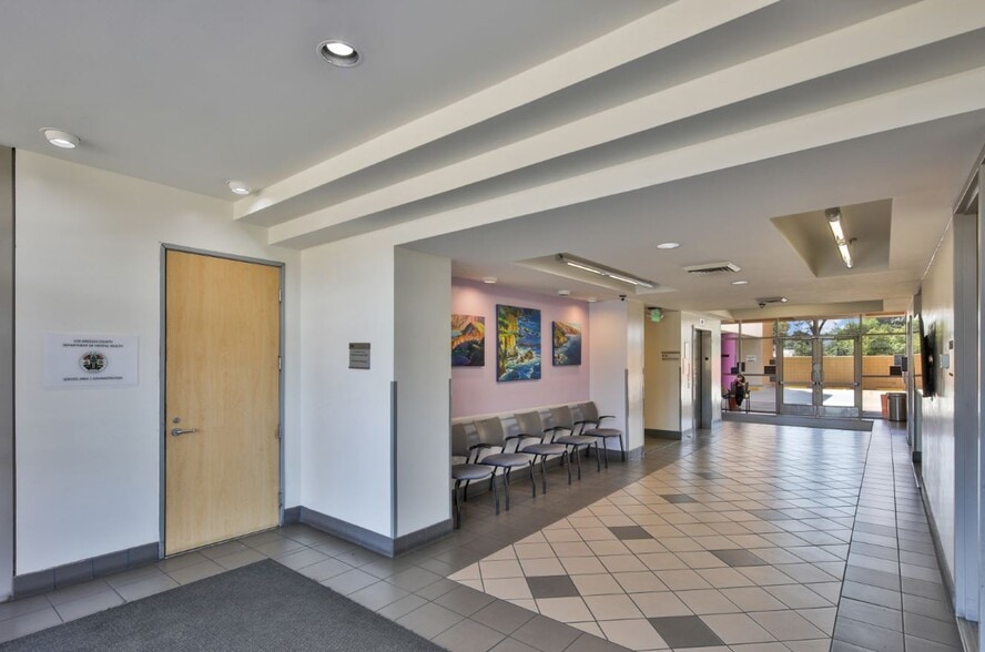 More Photos Of 10515 Balboa Blvd, Granada Hills Medical For Lease