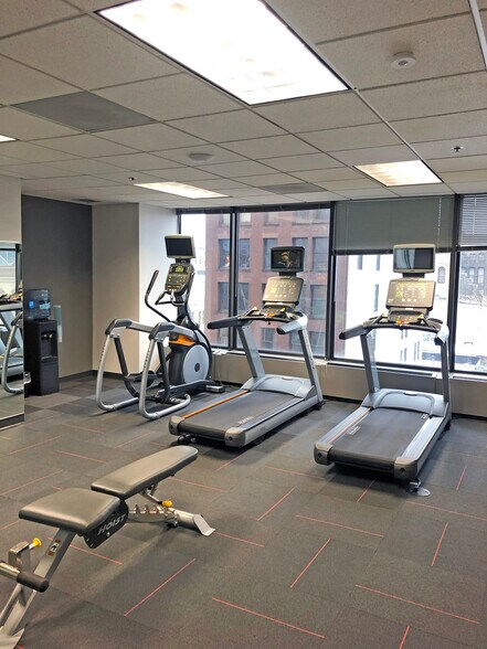 More Photos Of 250 E Wisconsin Ave, Milwaukee Office For Lease