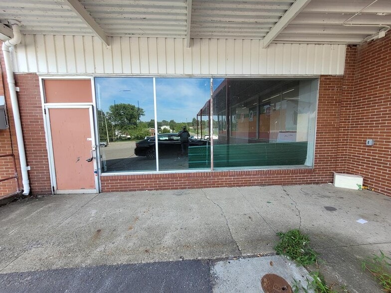 More Photos Of 809-811 Grandview Rd, Oil City Freestanding For Lease