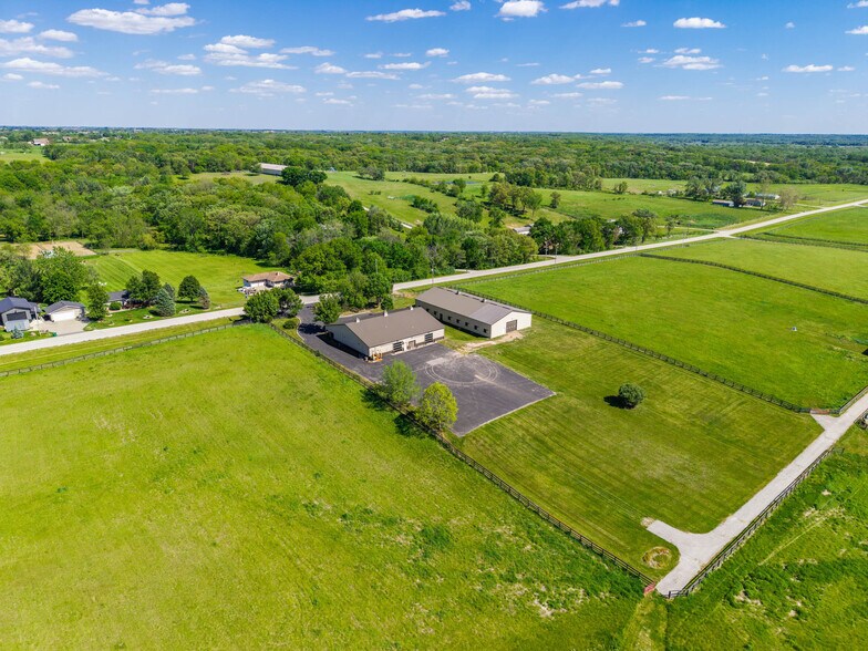 More Photos Of 7820 SE Vandalia Dr, Runnells Veterinarian Kennel For Sale