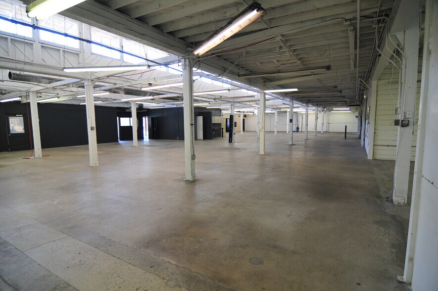 More Photos Of 2031 N Lincoln St, Burbank Warehouse For Sale