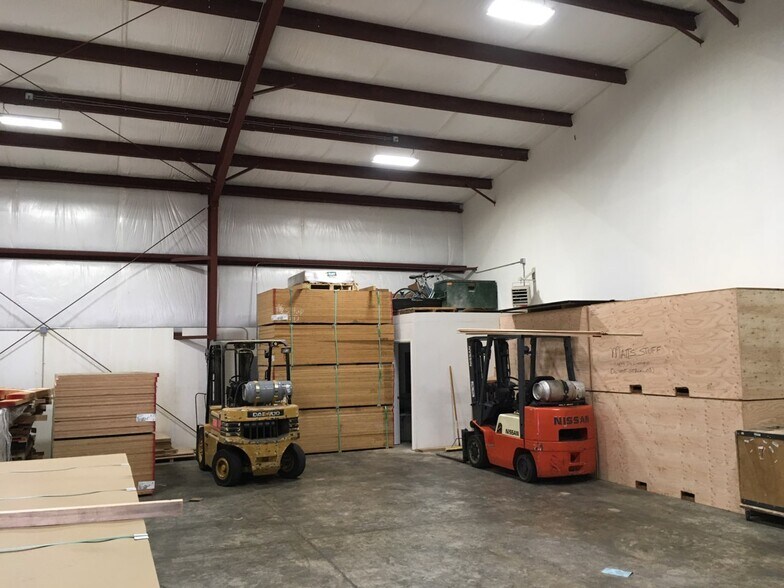 More Photos Of 985 NW Noble Dr, Estacada Warehouse For Lease