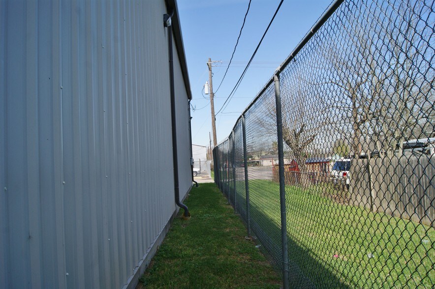 More Photos Of 1001 Dumont St, South Houston Distribution For Sale