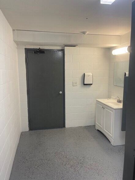 More Photos Of 900 S Cogswell Dr, Silver Lake Warehouse For Lease