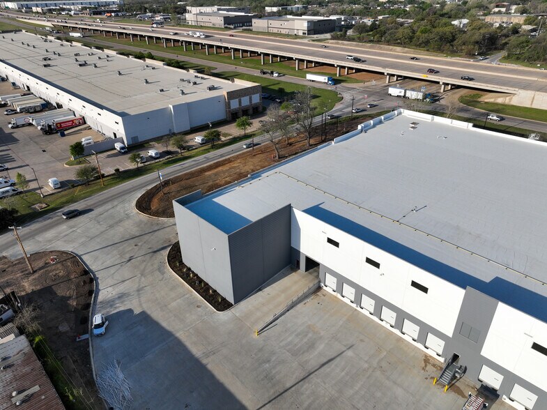 More Photos Of 902 W Shady Grove Rd, Grand Prairie Distribution For Lease