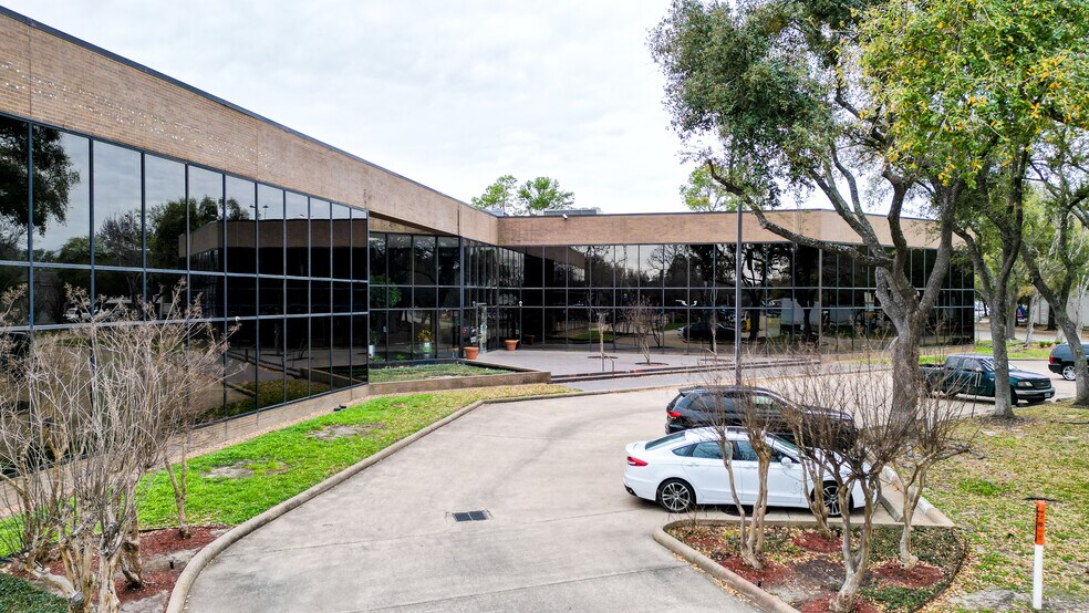 More Photos Of 12727 Featherwood Dr, Houston Medical For Sale