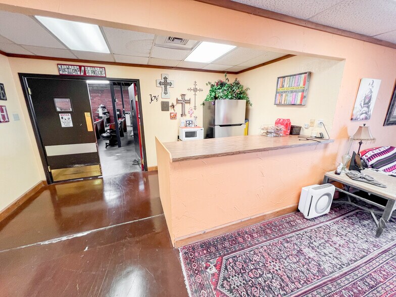 More Photos Of 1001-1009 W Industrial Ave, Midland Warehouse For Sale