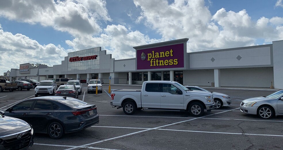More Photos Of 800-840 E Admiral Doyle Dr, New Iberia Department Store For Sale