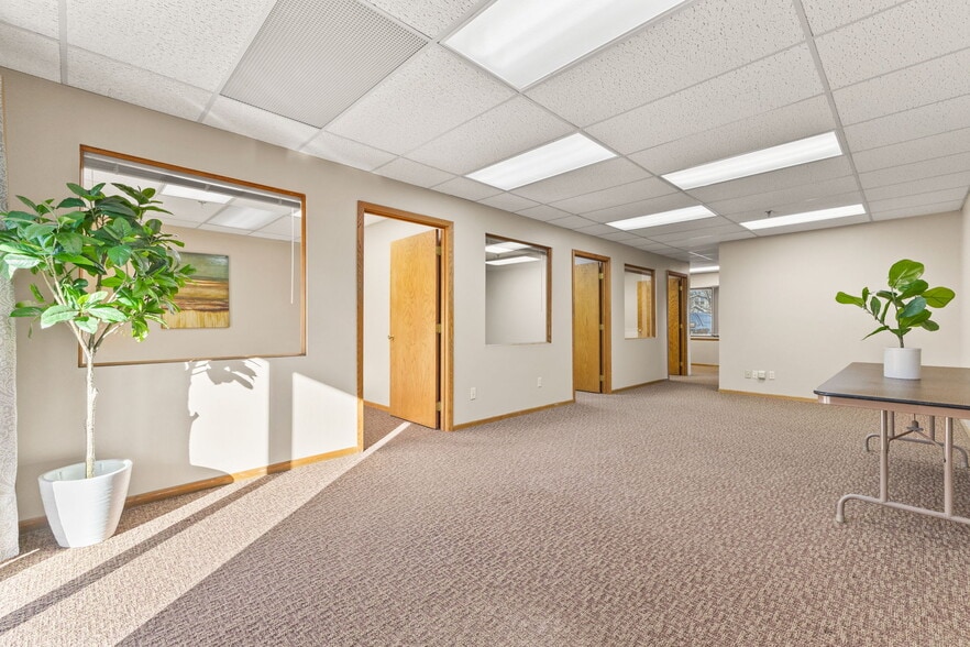 More Photos Of 2575 N Hamline Ave, Roseville Office For Sale