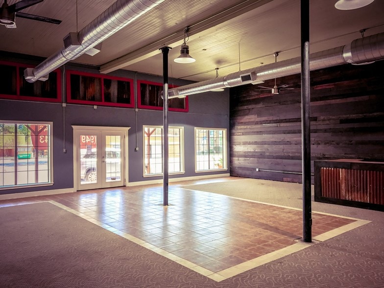 More Photos Of 118 S Main St, Weatherford Storefront Retail Office For Sale