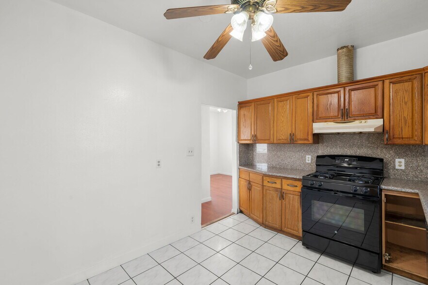 More Photos Of 1049 55th St, Emeryville Storefront Retail Residential For Sale