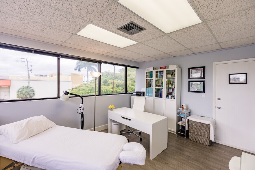 More Photos Of 501 Golden Isles Dr, Hallandale Beach Office For Lease