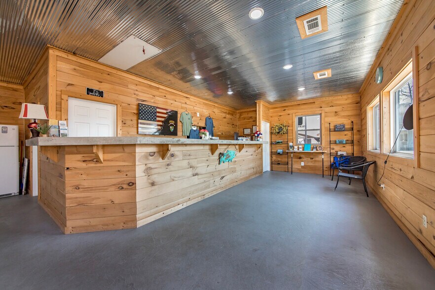 More Photos Of 8546 Edgemont Rd, Greers Ferry Hotel For Sale