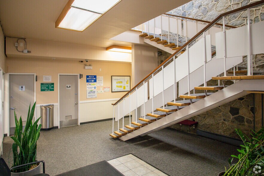 More Photos Of 1900-1950 Lonsdale Ave, North Vancouver Medical For Lease