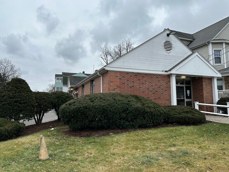 More Photos Of 75 Park Rd, West Hartford Bank For Lease