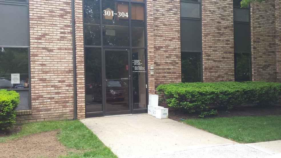 More Photos Of 55 Old Nyack Tpke, Nanuet Office Residential For Lease