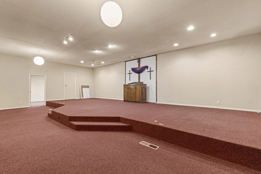 More Photos Of 215 S Bixby St, Coweta Religious Facility For Sale