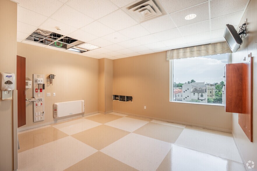 More Photos Of 1800 W 26th St, Houston Medical For Lease