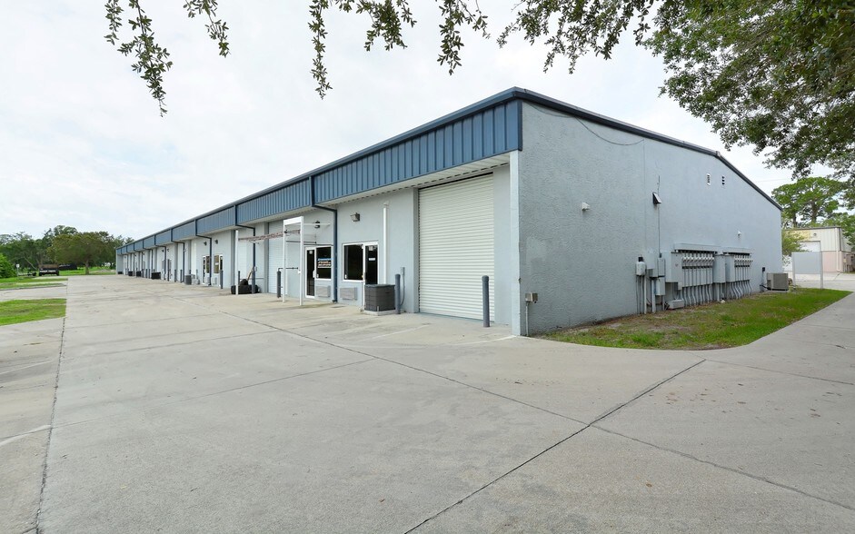 More Photos Of 2341 Porter Lake Dr, Sarasota Warehouse For Lease