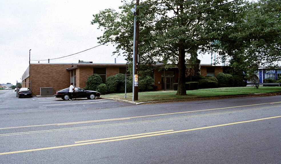Primary Photo Of 100 Smith St, Farmingdale Manufacturing For Lease
