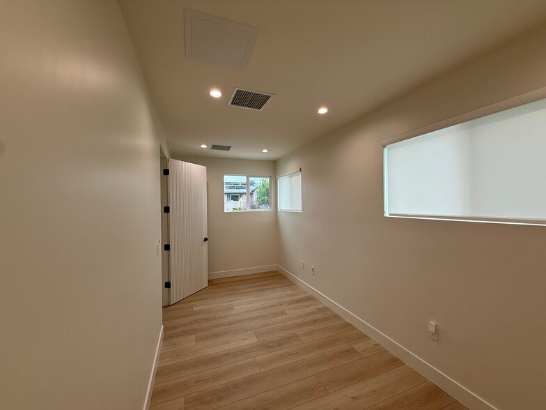 More Photos Of 17725 Rhoda St, Encino Office For Lease