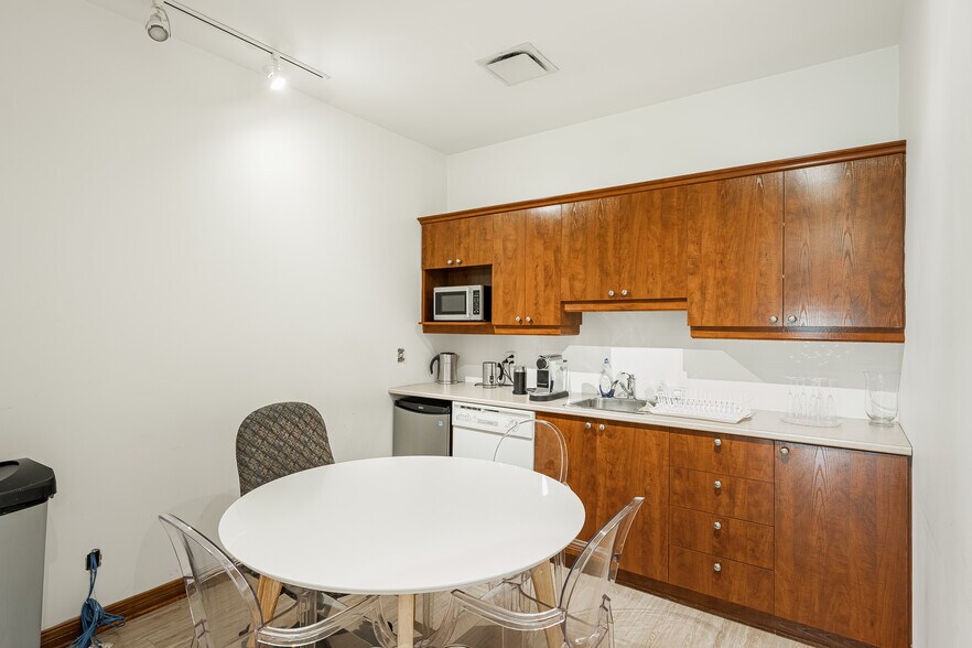 More Photos Of 675 Boul Samson, Laval Office For Sale