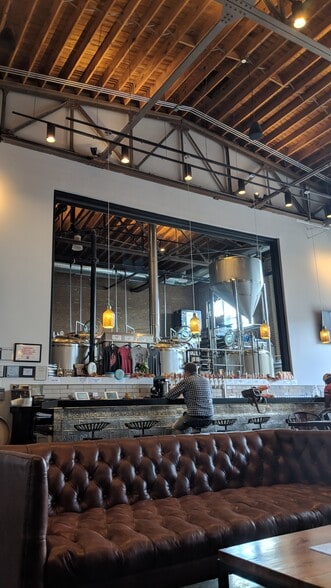 More Photos Of 1725 W Hubbard St, Chicago Showroom For Sale