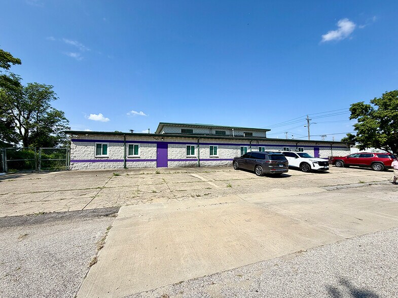 More Photos Of 1004 Gaty ave, East Saint Louis General Retail For Sale