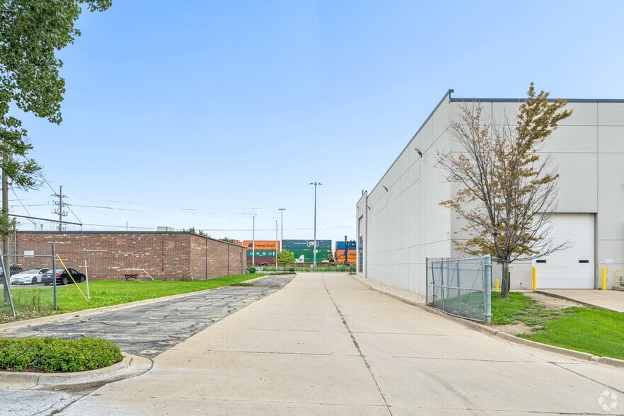 More Photos Of 11101 Franklin Ave, Franklin Park Distribution For Lease