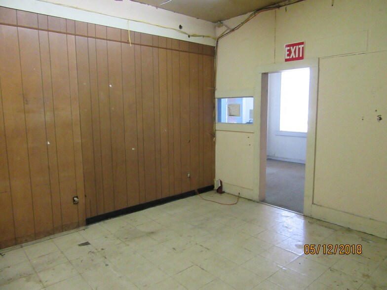 More Photos Of 205 NE Loop 230, Smithville Warehouse For Lease