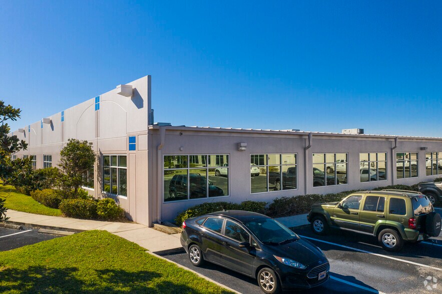 More Photos Of 4015-4037 Crescent Park Dr, Riverview Flex For Lease