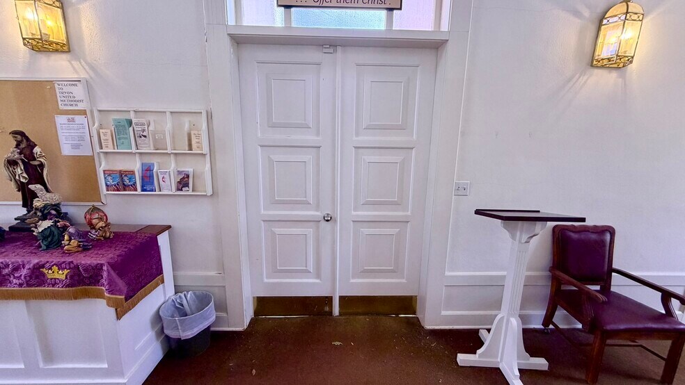 More Photos Of 195 New Market Rd, Tryon Specialty For Sale