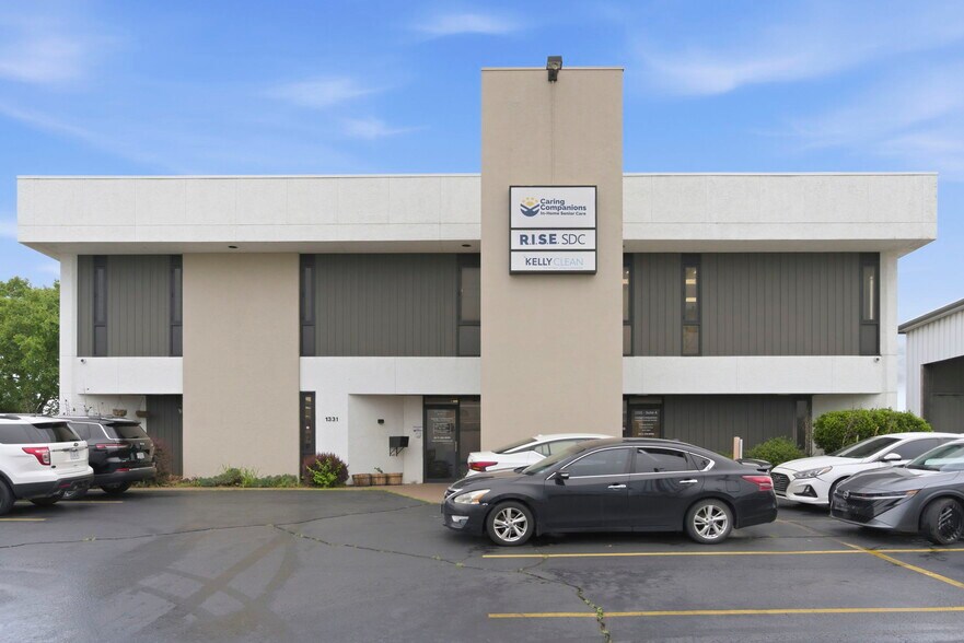 Primary Photo Of 1331 N Stewart Ave, Springfield Medical For Sale