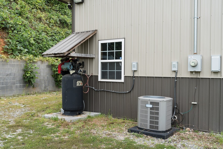 More Photos Of 2648 Rainbow Lake Rd, Inman Flex For Sale