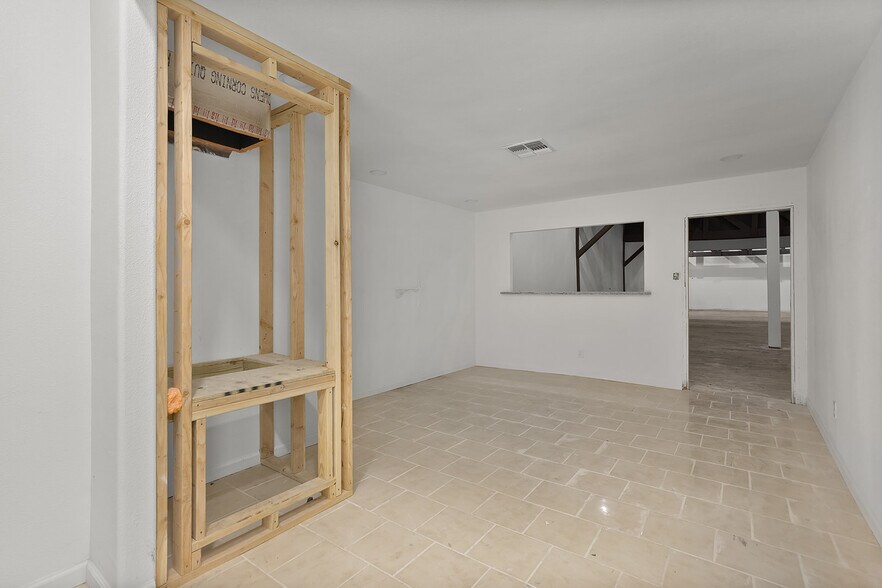More Photos Of 3210 Leopard St, Corpus Christi General Retail For Sale