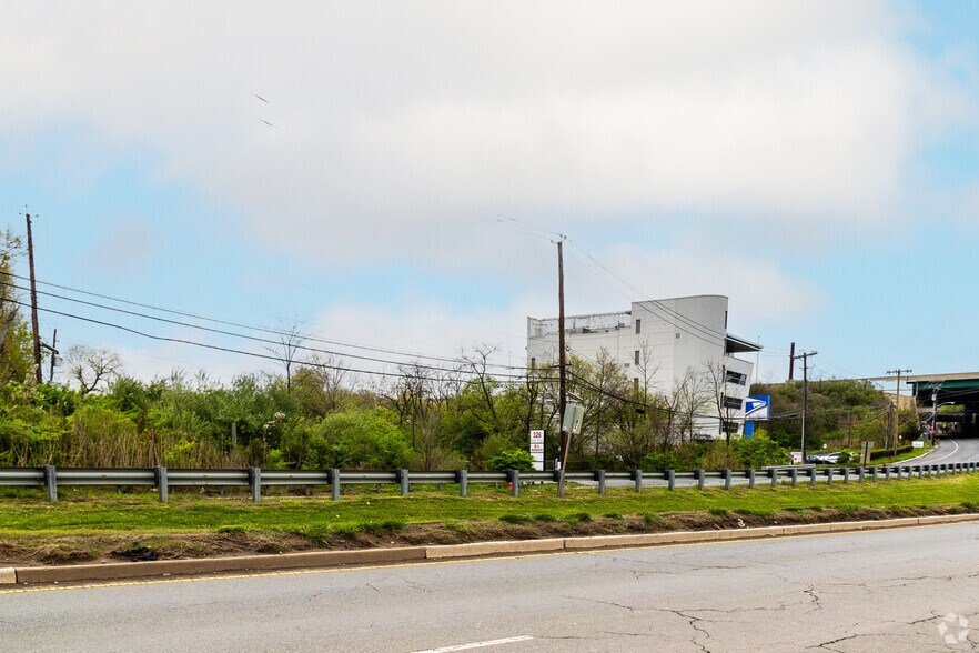 More Photos Of 140 Smith St, Keasbey Office For Sale