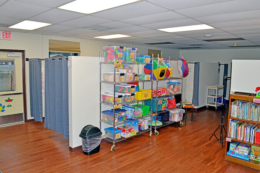 More Photos Of 2413 Corporate Ctr, Granite City General Retail For Sale
