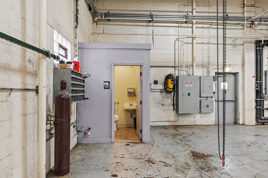 More Photos Of 303 Elgin Ave, Elgin Industrial For Sale