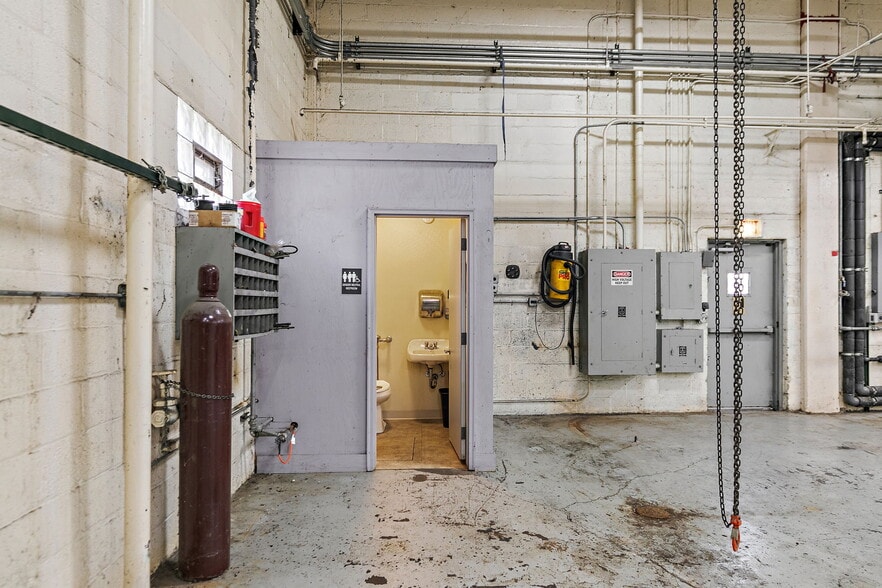 More Photos Of 303 Elgin Ave, Elgin Industrial For Sale