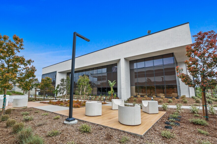 More Photos Of 2130 Main St, Huntington Beach Office For Lease