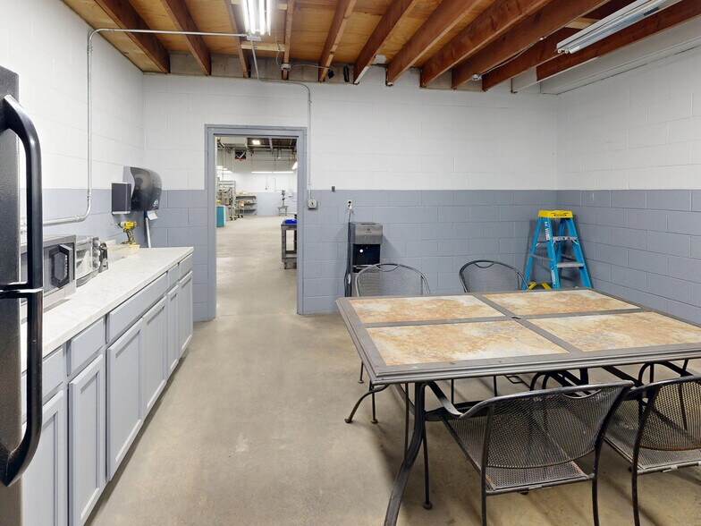 More Photos Of 2505 Avonia Rd, Fairview Warehouse For Lease