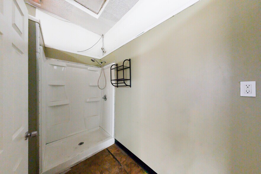 More Photos Of 375-377 MacArthur Blvd, San Leandro Freestanding For Lease