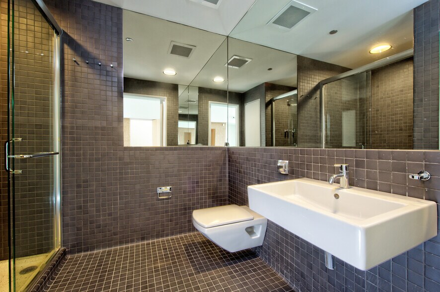 More Photos Of 225 W Ohio St, Chicago Office For Lease