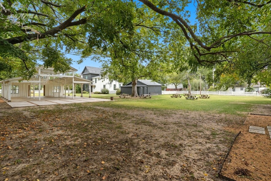 More Photos Of 924 S Main St, Broken Arrow Showroom For Sale
