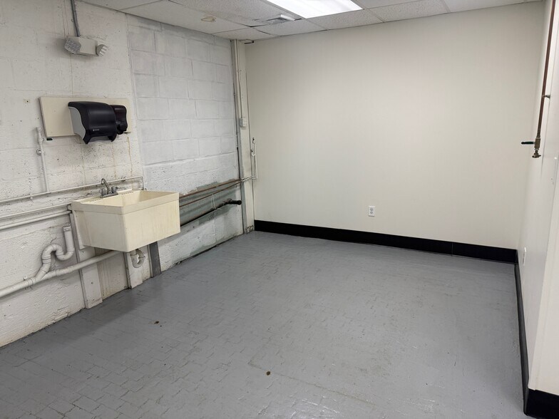 More Photos Of 36 Cedar St, East Hartford Manufacturing For Lease
