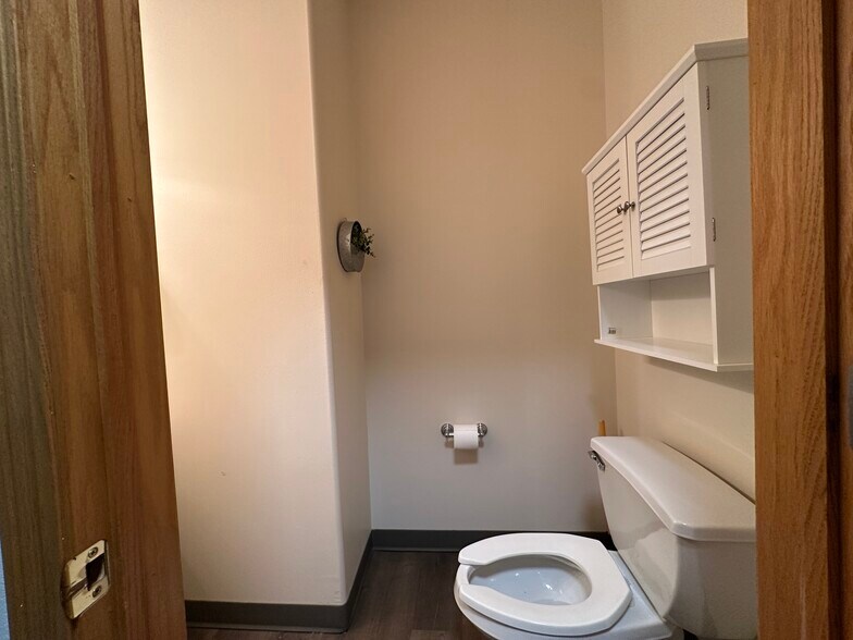 More Photos Of 580 Madison Ave, North Liberty Office For Sale
