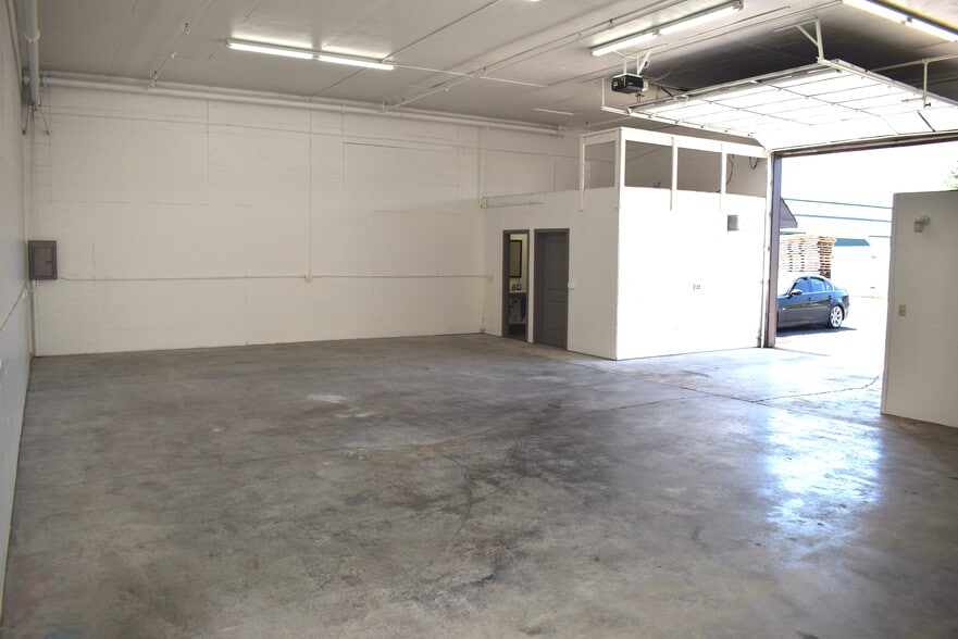 More Photos Of 4216 W 7th Ave, Eugene Warehouse For Lease