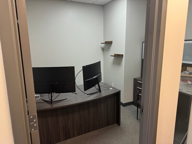 More Photos Of 5037 Cleveland St, Virginia Beach Flex For Lease